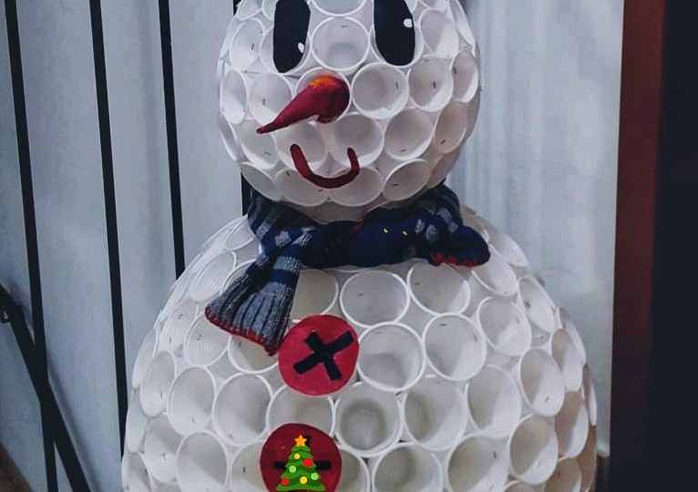 Pupazzo Di Neve Con Bicchieri Di Plastica Famiglia Tuttofare